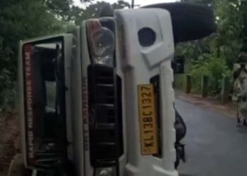 ആറളം ഫാമില്‍ കാട്ടാന ആക്രമണം: ആര്‍ആര്‍ടി സംഘത്തിന്റെ ജീപ്പ് തലകീഴായി മറിച്ചിട്ടു