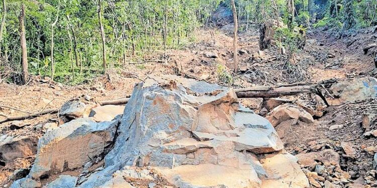 ഉരുൾപ്പൊട്ടലിനും മണ്ണിടിച്ചിലിനും സാധ്യത; വിലങ്ങാട് മേഖലയിലെ ജനങ്ങളെ ഉടൻ മാറ്റി താമസിപ്പിക്കണമെന്ന് കളക്ടർ