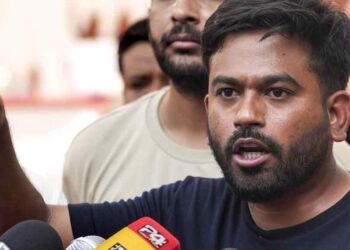 പ്രശ്നമുണ്ടാക്കുന്നത് വിദ്യാര്ത്ഥികളല്ല, പുറത്തു നിന്നുളള ആളുകള്’: അഭിജീത് ദിപ്കെ