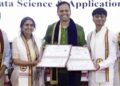 നെഗറ്റീവ് ചോദ്യങ്ങളെ ചിരിച്ചുതള്ളി, മകനൊപ്പം മദ്രാസ് ഐഐടിയില്‍ നിന്ന് ബിരുദം നേടി 45കാരി