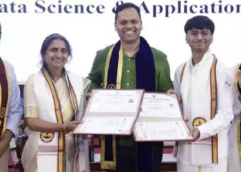നെഗറ്റീവ് ചോദ്യങ്ങളെ ചിരിച്ചുതള്ളി, മകനൊപ്പം മദ്രാസ് ഐഐടിയില്‍ നിന്ന് ബിരുദം നേടി 45കാരി