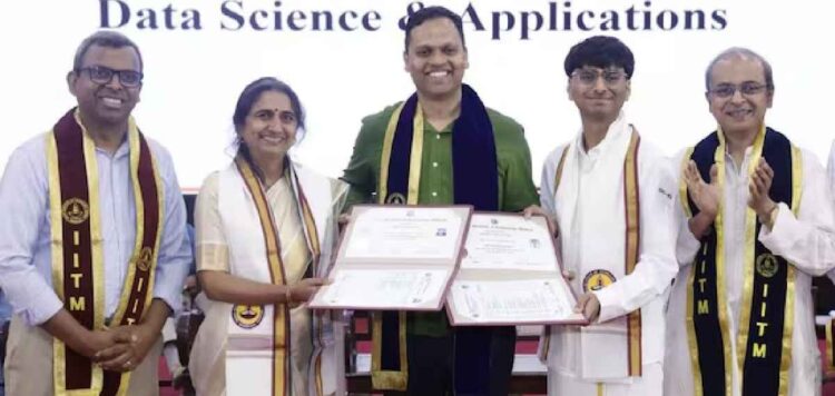 നെഗറ്റീവ് ചോദ്യങ്ങളെ ചിരിച്ചുതള്ളി, മകനൊപ്പം മദ്രാസ് ഐഐടിയില്‍ നിന്ന് ബിരുദം നേടി 45കാരി