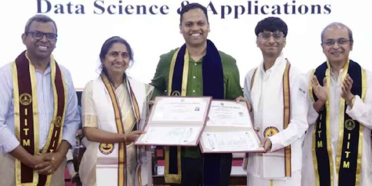നെഗറ്റീവ് ചോദ്യങ്ങളെ ചിരിച്ചുതള്ളി, മകനൊപ്പം മദ്രാസ് ഐഐടിയില്‍ നിന്ന് ബിരുദം നേടി 45കാരി