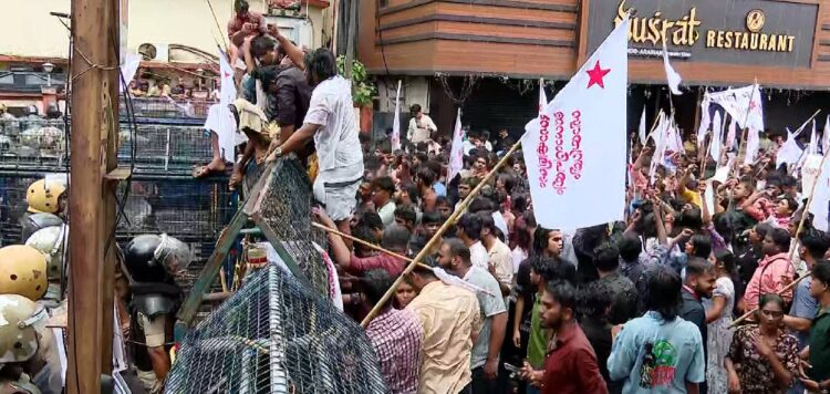 ജന്തര് മന്തര് പ്രതിധ്വനിച്ചു; കേരളത്തിലും പ്രതിഷേധം ആര്ത്തിരമ്പുന്നു
