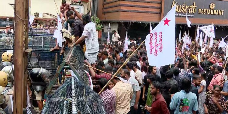 ജന്തര്‍ മന്തര്‍ പ്രതിധ്വനിച്ചു; കേരളത്തിലും പ്രതിഷേധം ആര്‍ത്തിരമ്പുന്നു