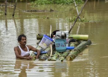 പ്രളയക്കെടുതിയില് മുങ്ങി അസമും ഗുജറാത്തും; മരണം 47 ആയി