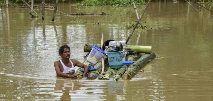 പ്രളയക്കെടുതിയില് മുങ്ങി അസമും ഗുജറാത്തും; മരണം 47 ആയി